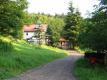 Bauernhof umgeben von Wald