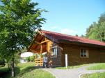 Aussenansicht vom Blockhaus Hedwig mit Terrasse