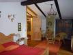 Schlafzimmer mit Sitzecke und Zugang zum Balkon