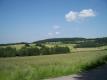 Blick aus dem Feriendorf auf Wiese, Äcker und Wald