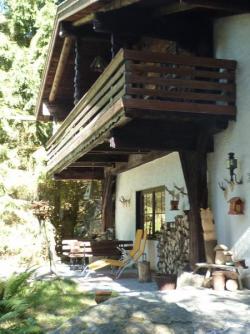 Aussenansicht Haus Ruselblick mit Sonnenliegen 